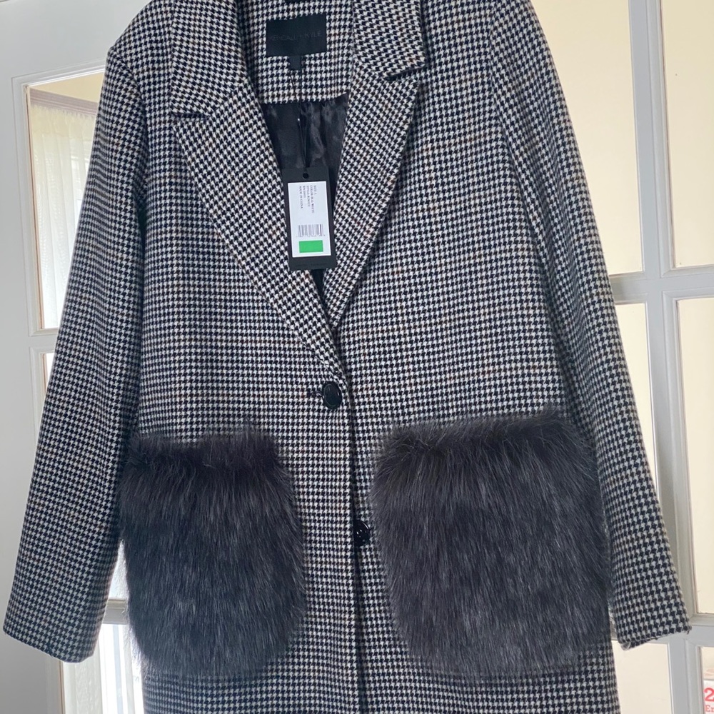 Women’s Coat with Faux Fur Pockets